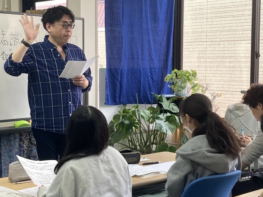 岐阜開成学院. の教室で授業をする山本卓司