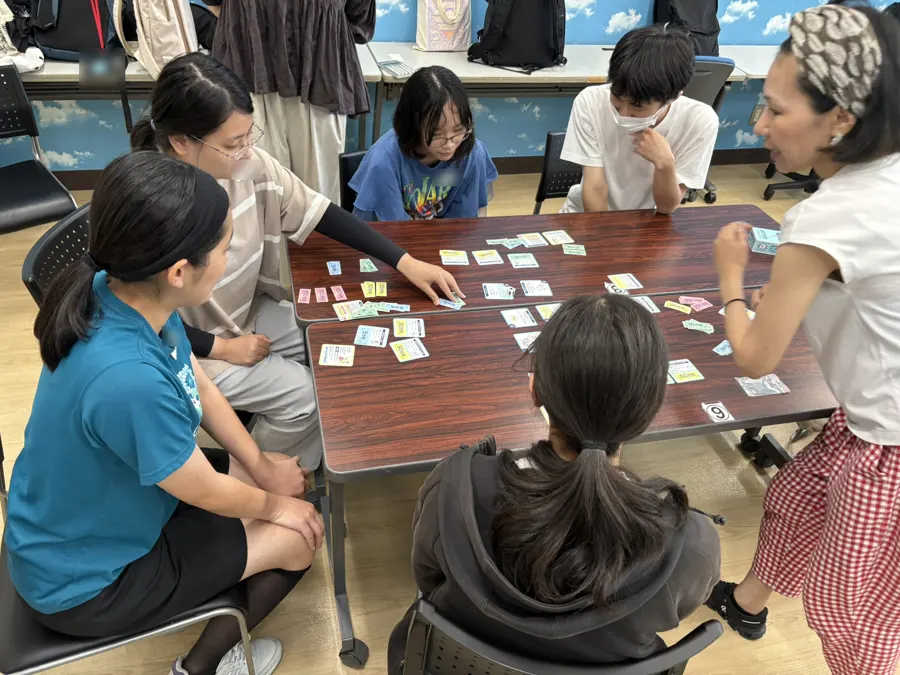 カードゲームを囲んで話すワークショップの様子